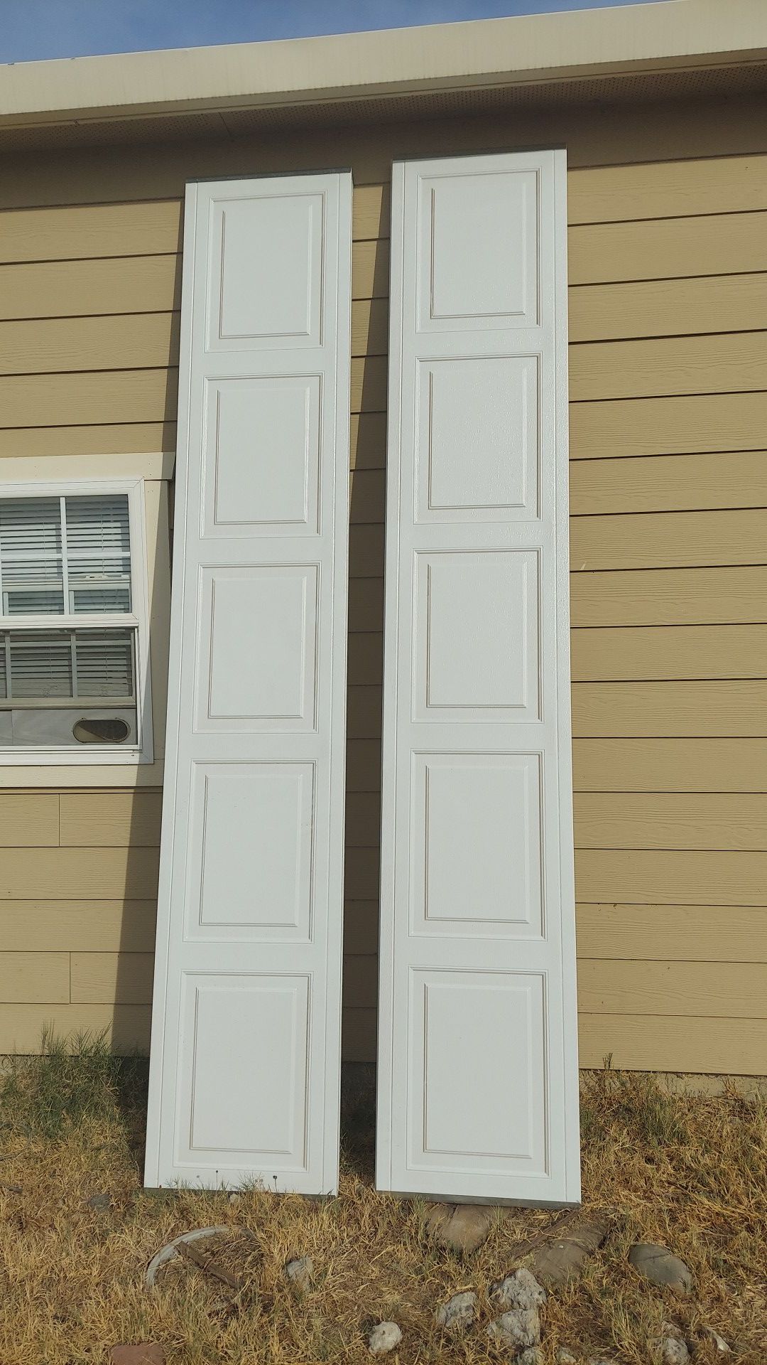 2 garage door panels brand new . Dimensions 21"x 10'