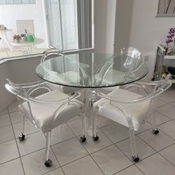 LIKE NEW-BEAUTIFUL TRIPOD DINING TABLE WITH 4 MATCHING CHAIRS ON CASTORS-priced To Sell