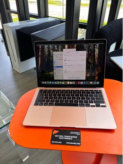 MacBook Air 13” M1 chip 8GB Ram 256SSD! 90 Day warranty! We offer financing.