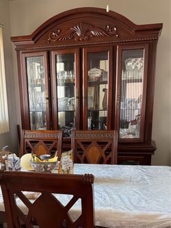 Glass cabinet in excellent condition
