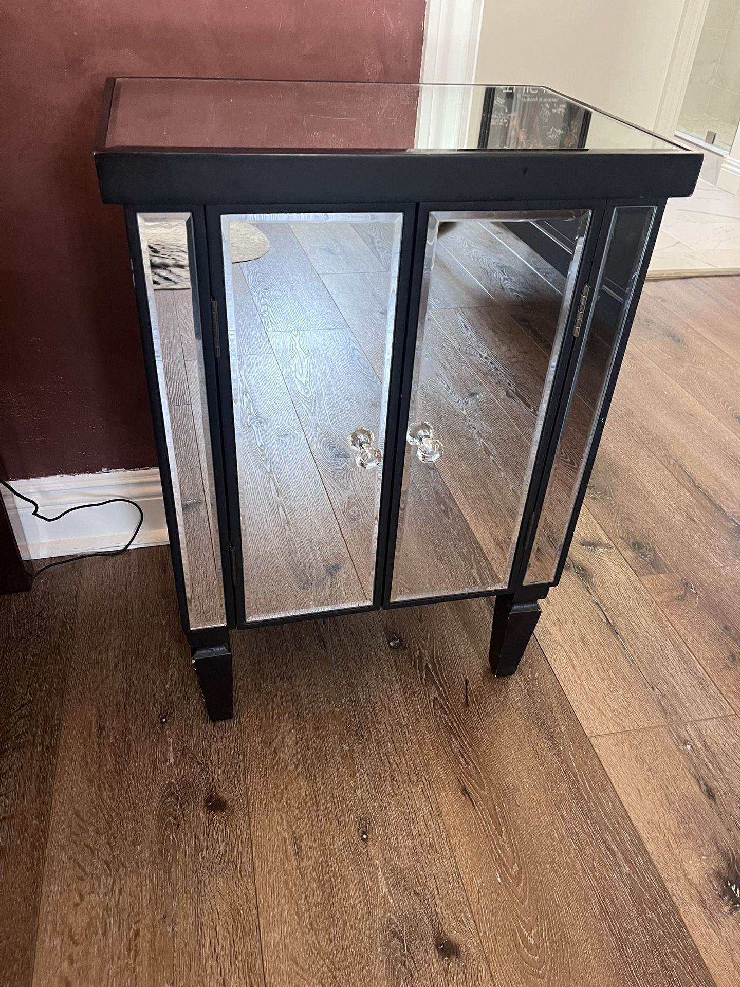 ✨ Mirrored Side Cabinet / Nightstand – Elegant & Functional ✨ 📍West Adams | $45 | Pick-Up Only