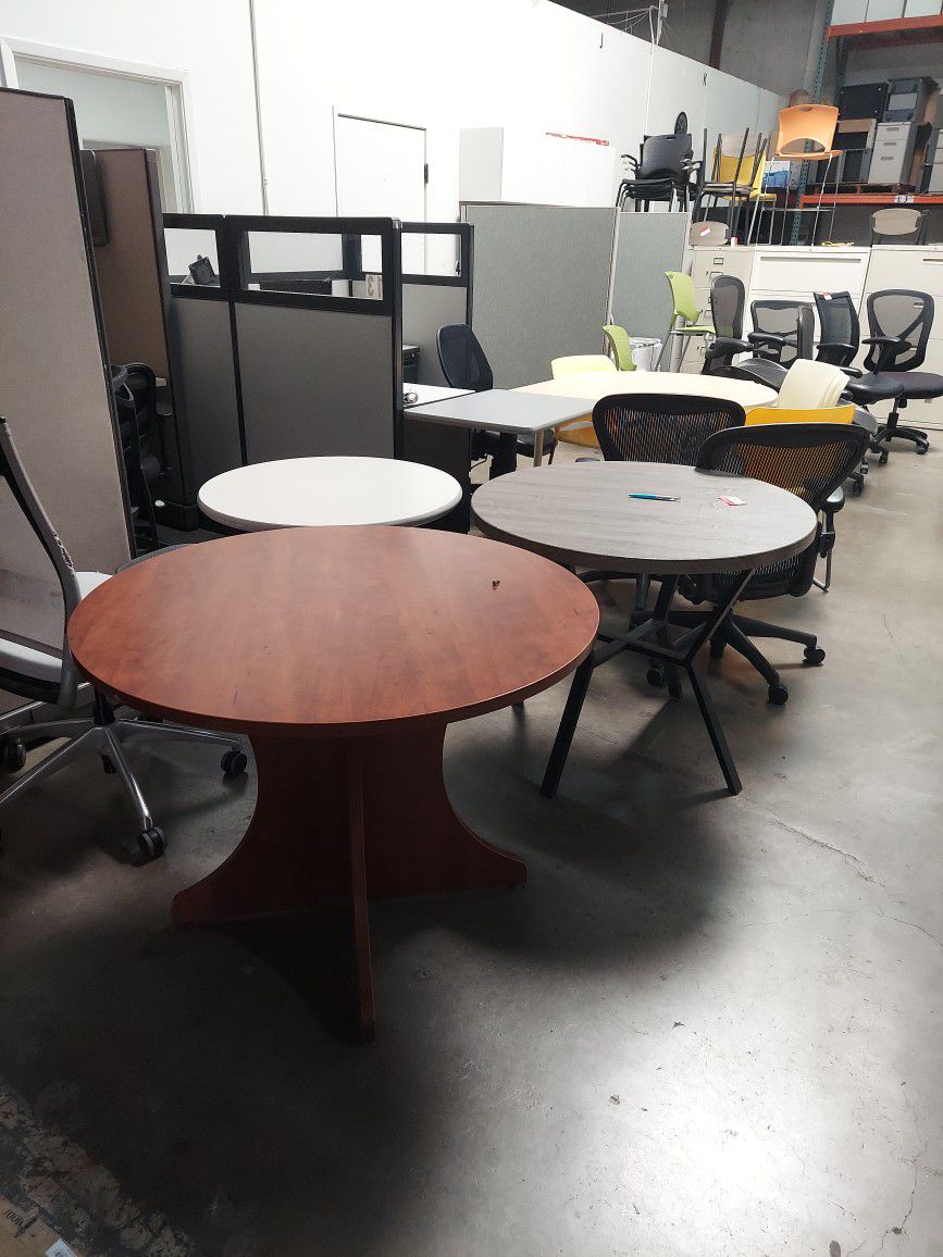 Many Choices On Meeting Tables for The Office