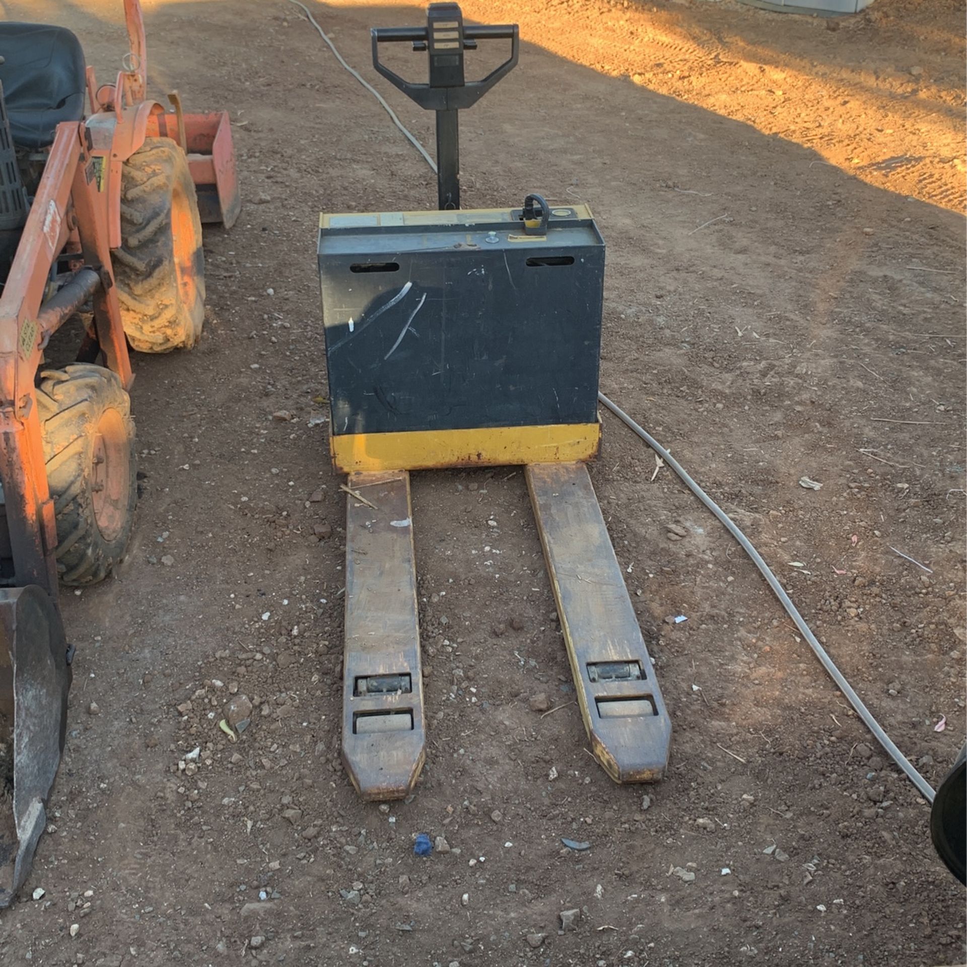 Electric pallet jack