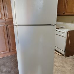 Ge Fridge With Icemaker Works Great 150