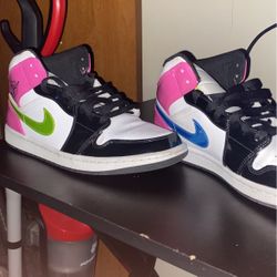 JORDAN 1 BLACK AND WHITE CYBER PINK MIDS