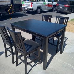 Dinning table with chairs (extendable table )$150