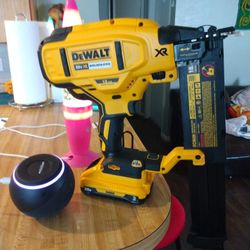 Dewalt Nail Gun XR 20 Volt Brushless 