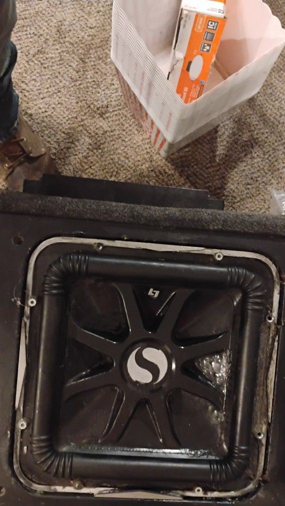 Kicker 12in Square L7s Dvc Kicker Subwoofer With Kicker Made Ported Box An Power Accustic Razer 2500d Amp . Bothe For 150 And Have O Kenwood DoubDon'