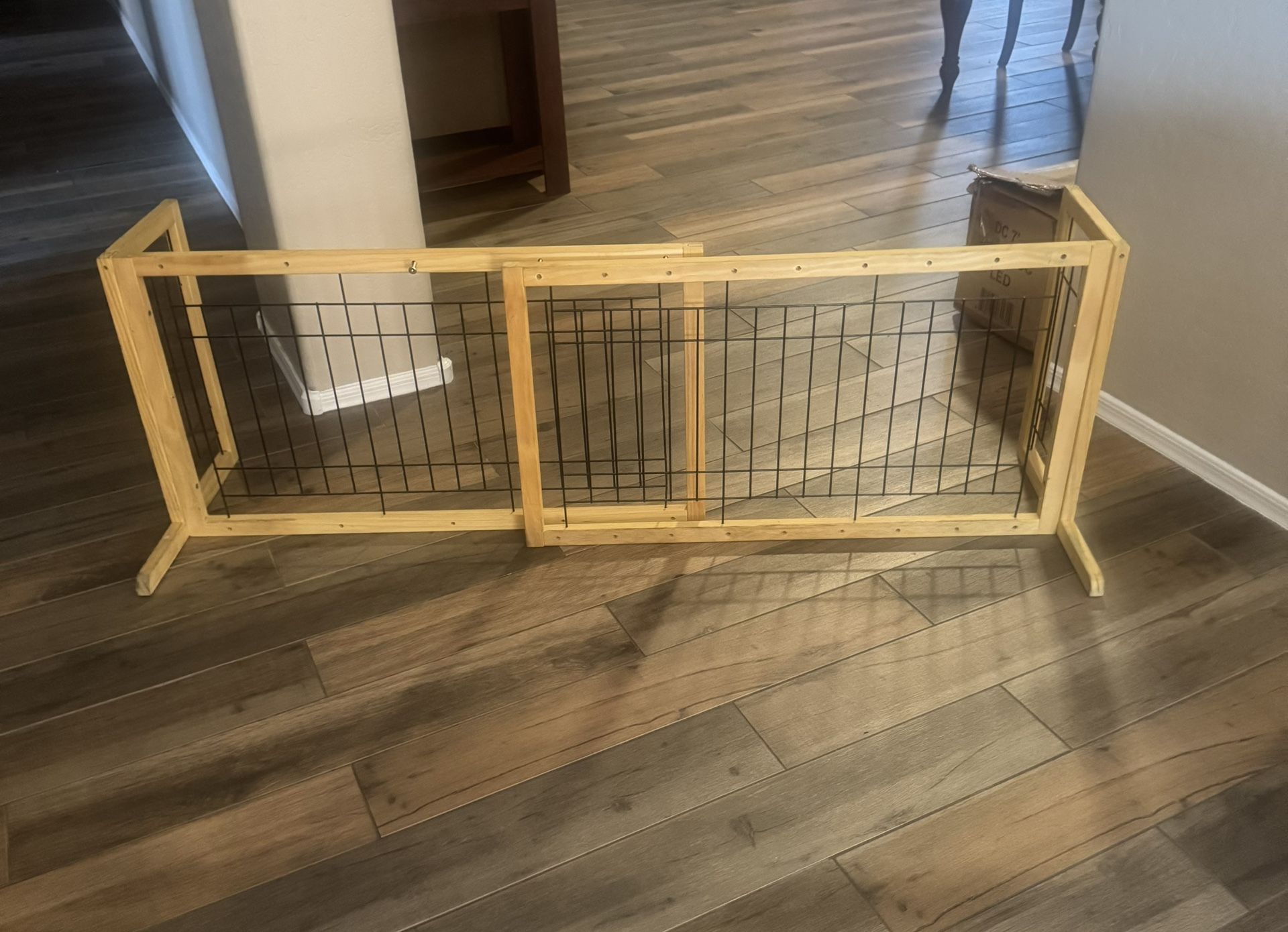 Expandable Wooden Baby/Dog Gate