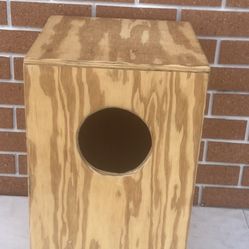Homemade  Percussion Jam Cajon drum. Used in good condition with some minor cosmetic blemishes. These blemishes are in the form of some scratches and 