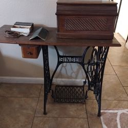 1902 Singer Vibrating Shuttle Treadle Sewing Machine
