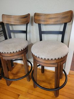8 Bar Stools