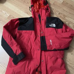Size medium north Face Goretex With Zip Out Fleece