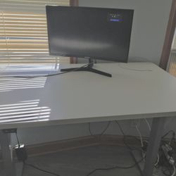 SAMSUNG 23.5” CF396 Curved Computer Monitor, AMD FreeSync for Advanced Gaming, 4ms Response Time, Wide Viewing Angle, Ultra Slim Design, LC24F396FHNXZ