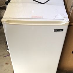 Magic Chef Mini Refrigerator with freezer