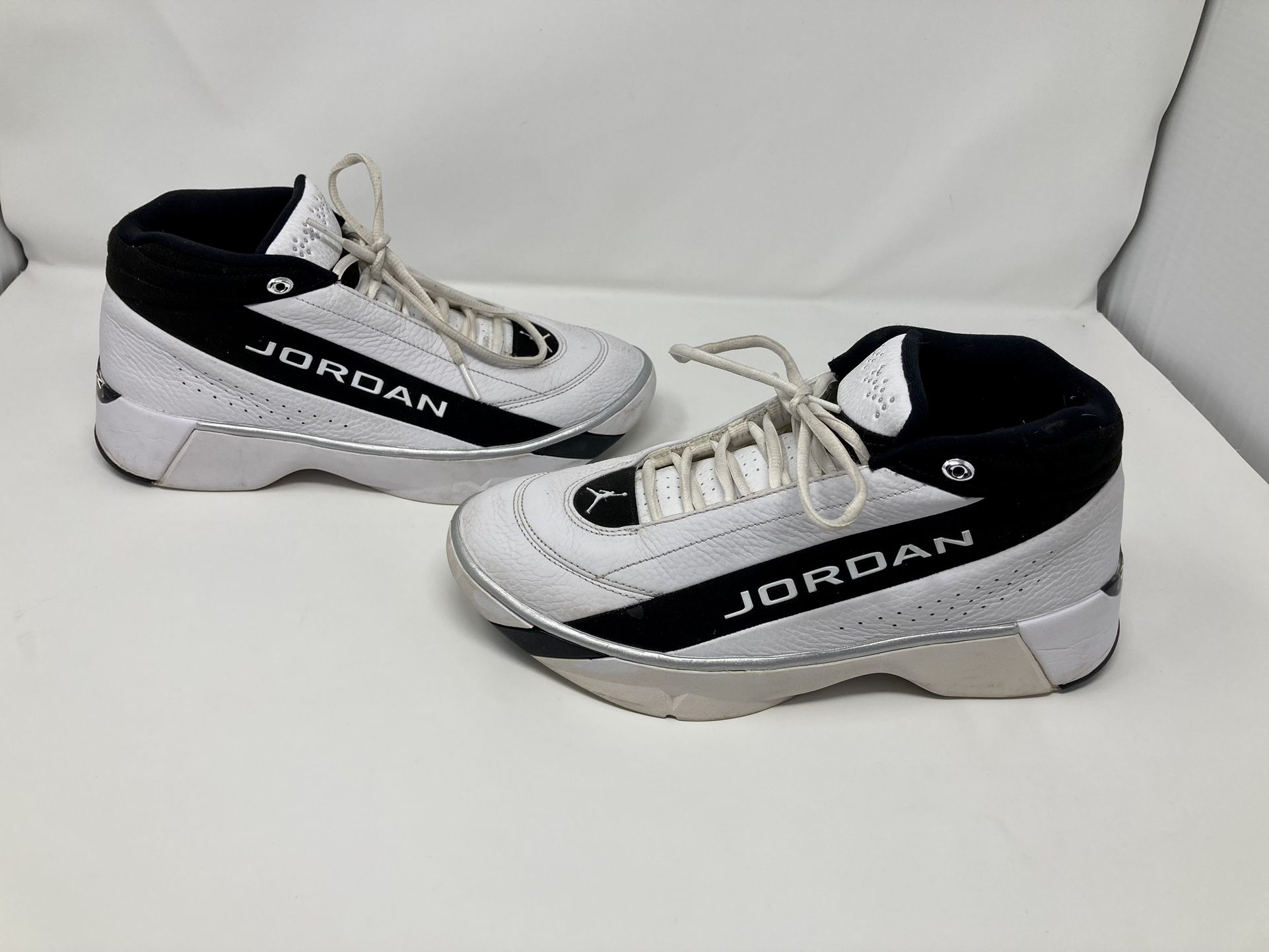 Men’s Nike Air Jordans team showcase black & white shoes
