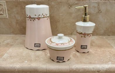 BATHROOM ACCESSORIES SET