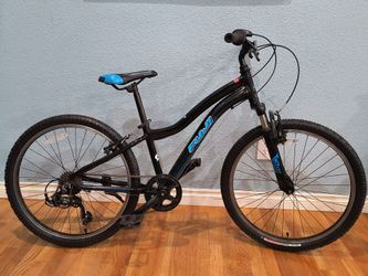 24" Fuji Dynamite 7 speed kids mountain bike with aluminum frame and Shimano parts.