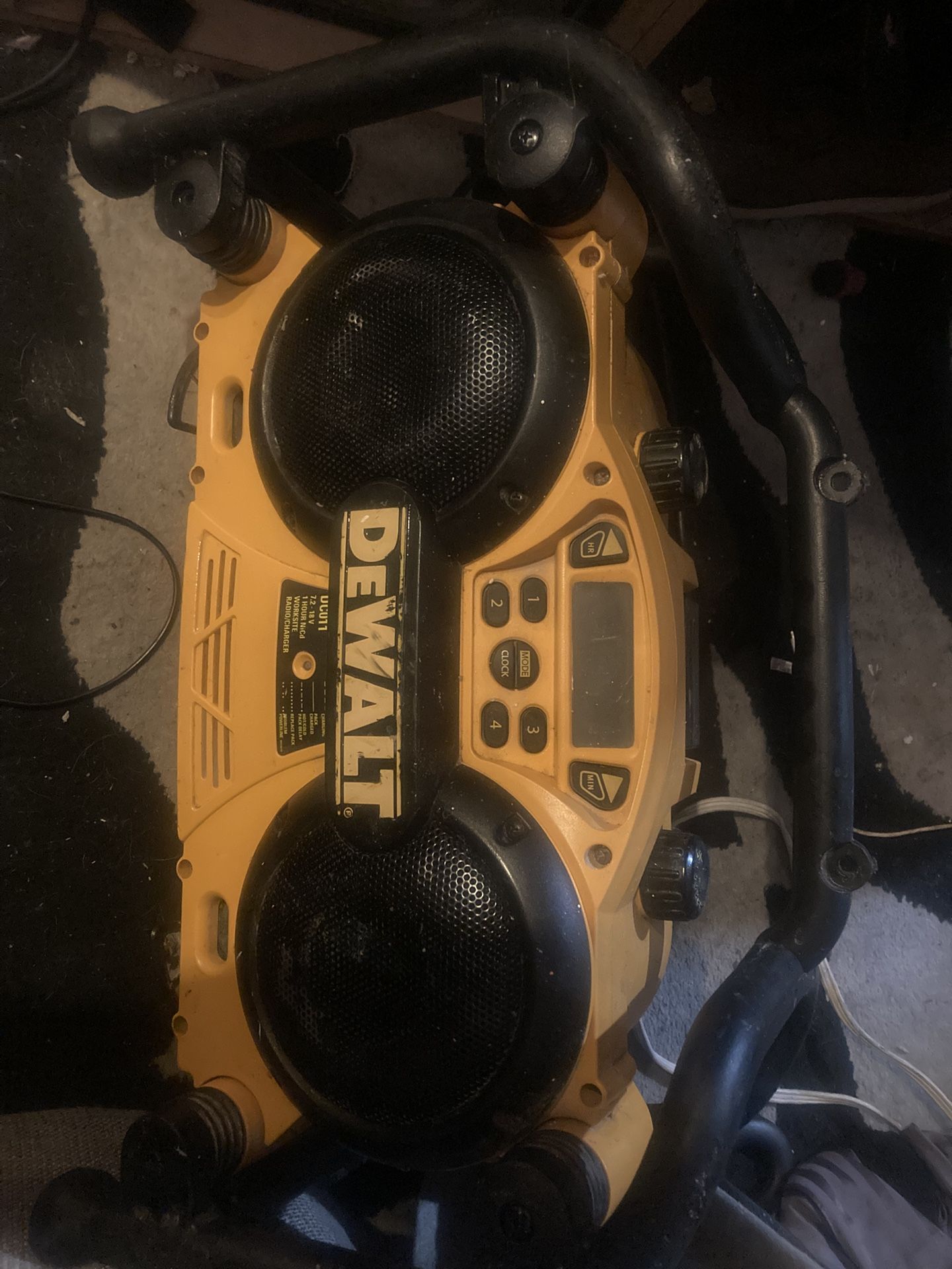 Dewalt Job site Radio And Battery Charger 18v And 7.2