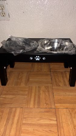 Elevated dog bowl