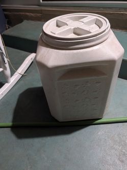 Dog food container