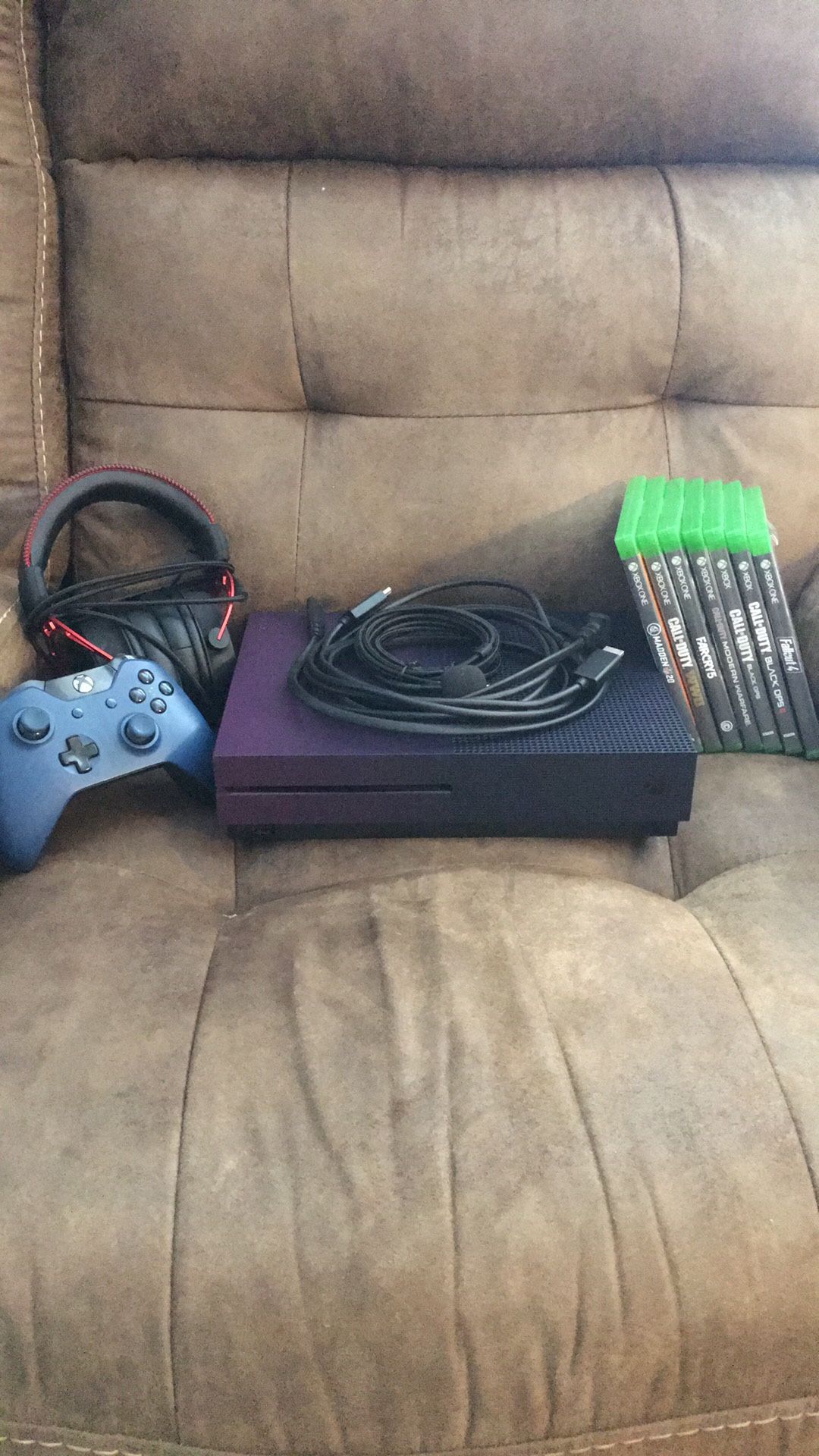 Xbox One S with accesories