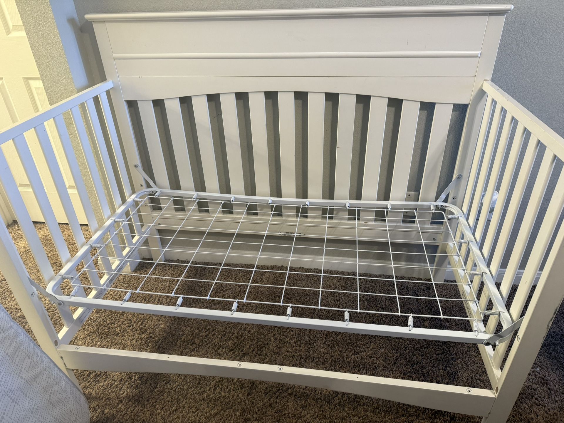 ITEMS MUST GO!!Convertable Crib with Mattress and Sheet