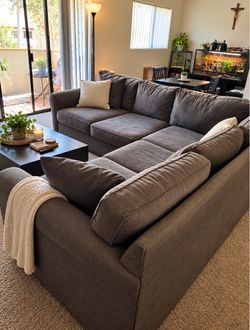 BEAUTIFUL SECTIONAL COUCH DELIVERY AVAILABLE