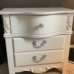 Vintage style dresser