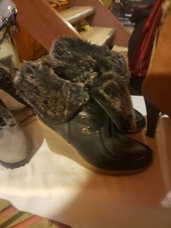 Women's size 8 black with grey fur boot
