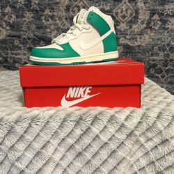 Size 3y Nike Dunks