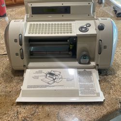 Cricut With 19 Cartridges And Case