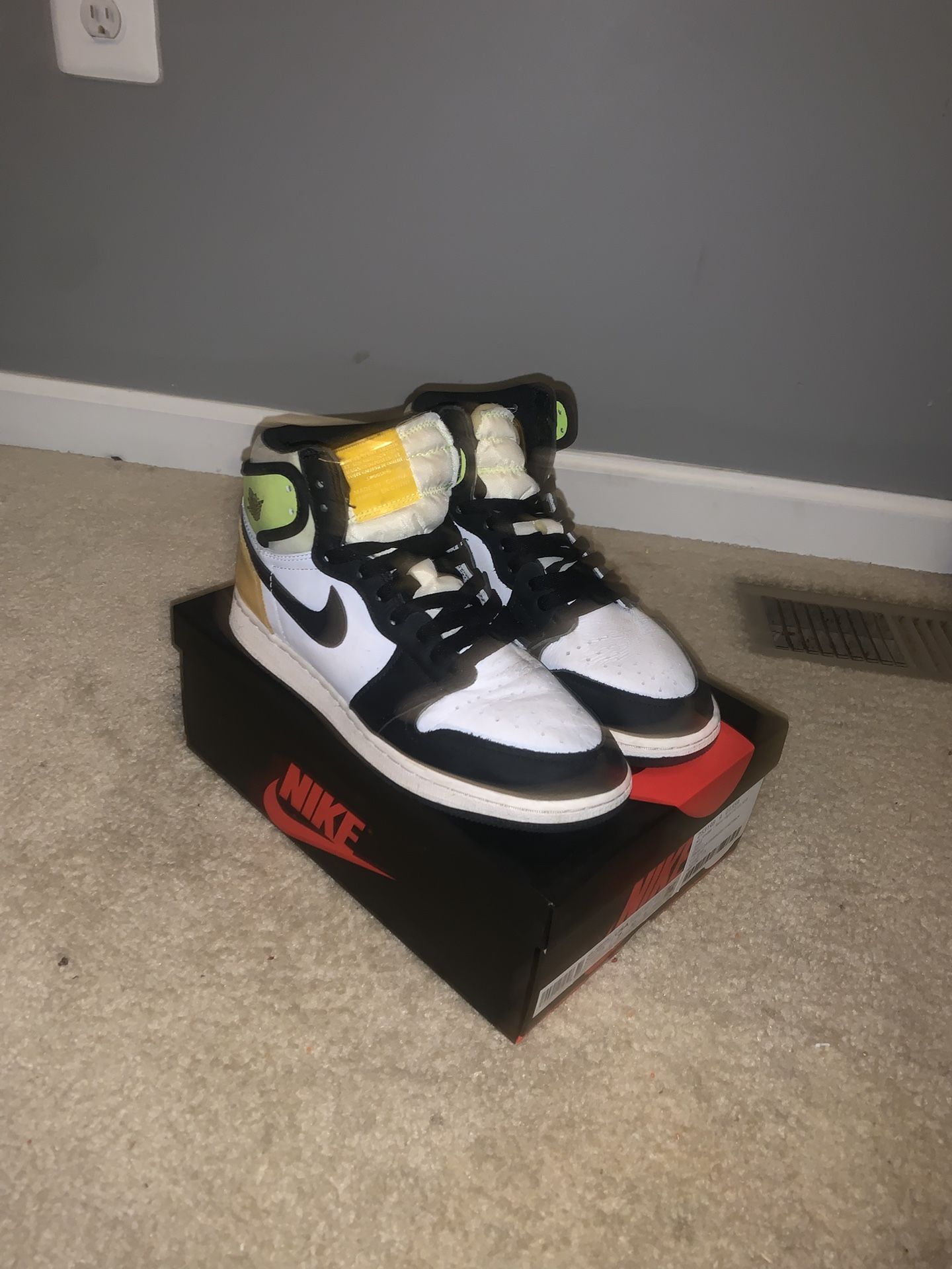 Size 7 Air Jordan 1 Retro High Og(White/Black -Volt Blanc/Voltor)