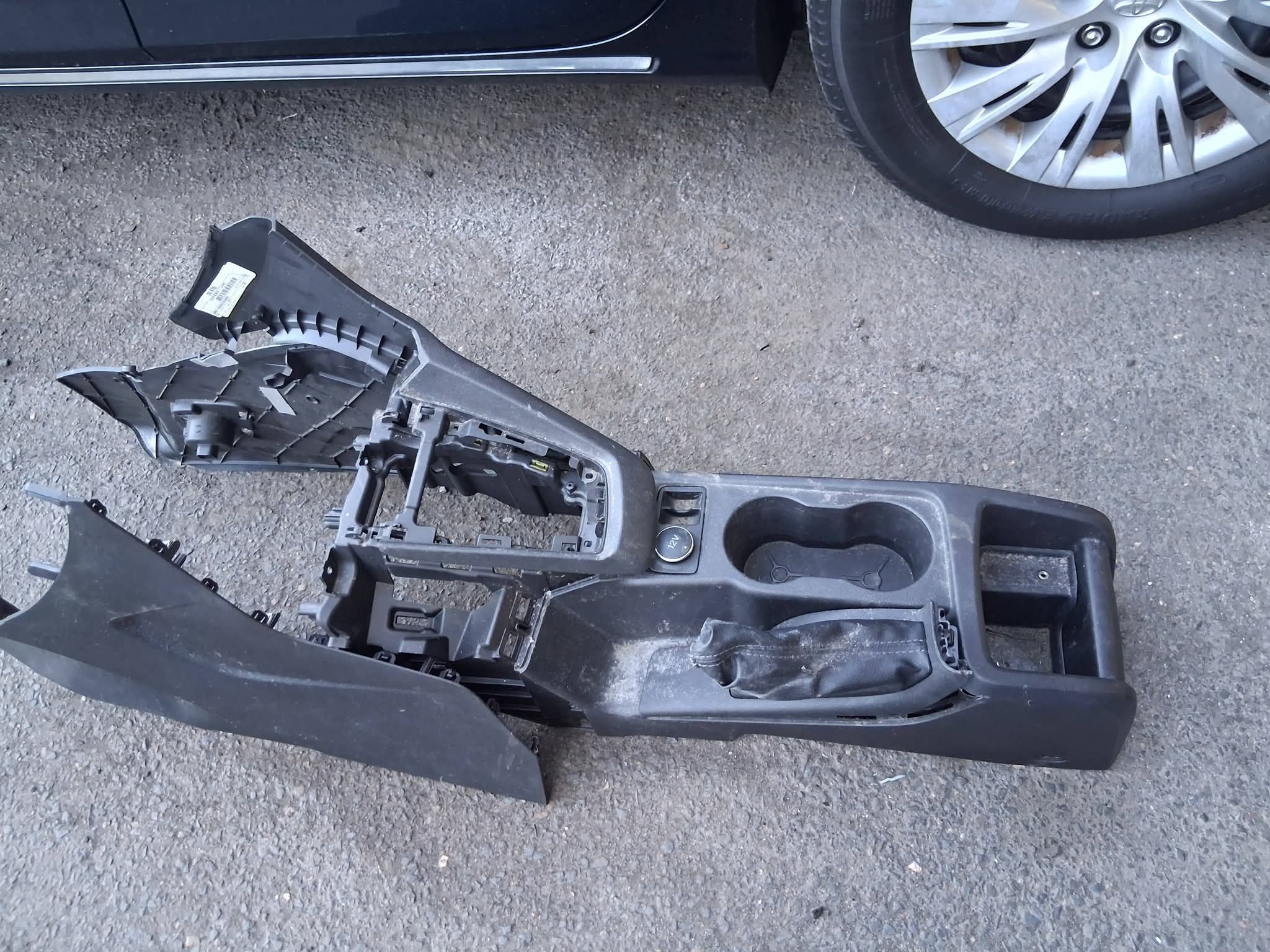 2012 THRU 2014 FORD FOCUS SEDAN COMPLETE CENTER CONSOLE
