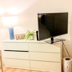 Spacious White 6-Drawer Dresser – Modern Storage, Great Condition!