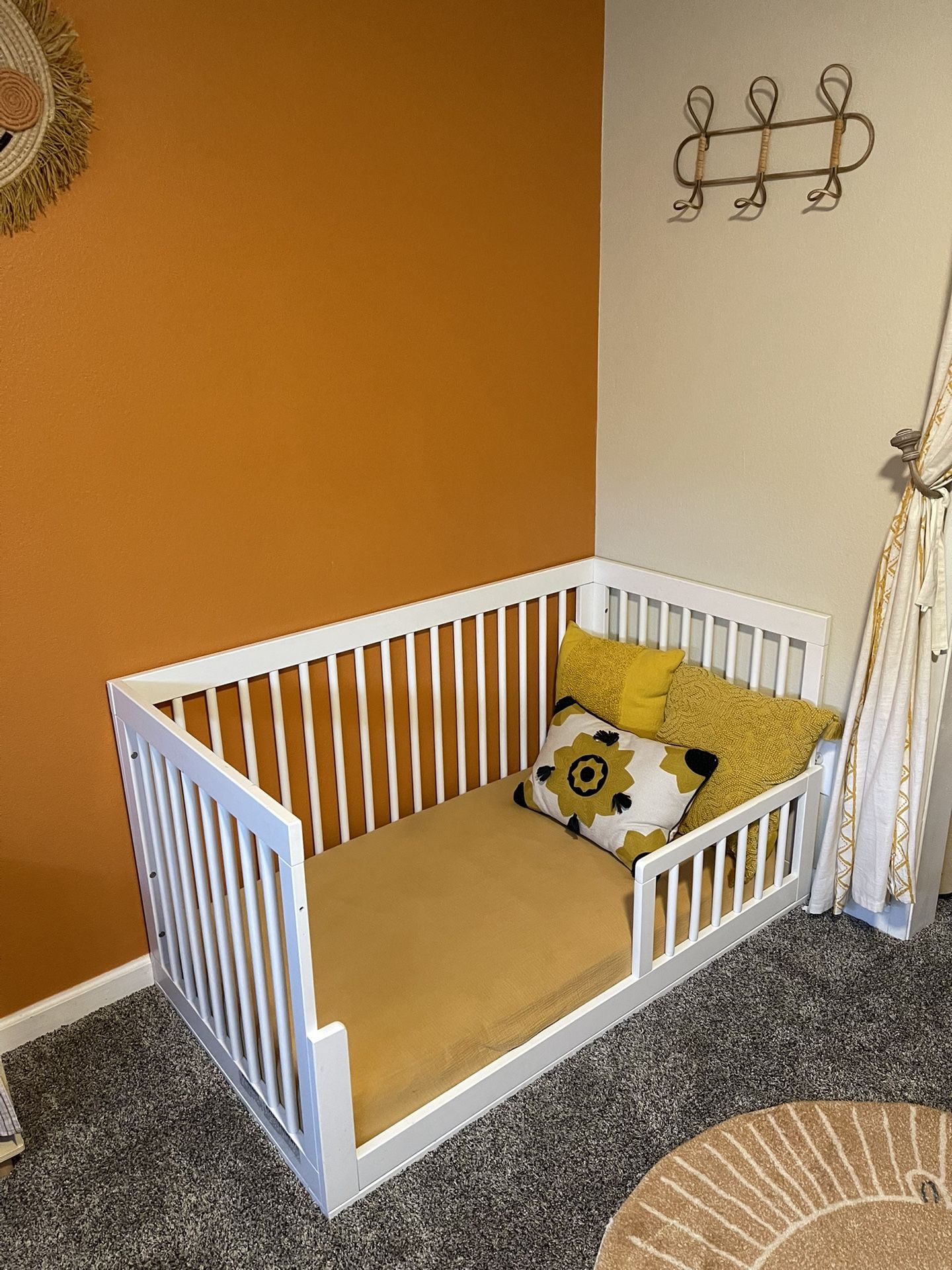 Modern Convertible Crib + Dual-Sided Mattress | Crib & Daybed | Excellent Condition