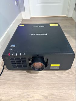 Panasonic PT-RZ670 Laser DLP Projector 23633 Hours Works Great!