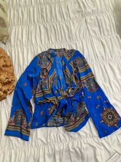 Blue long sleeves top