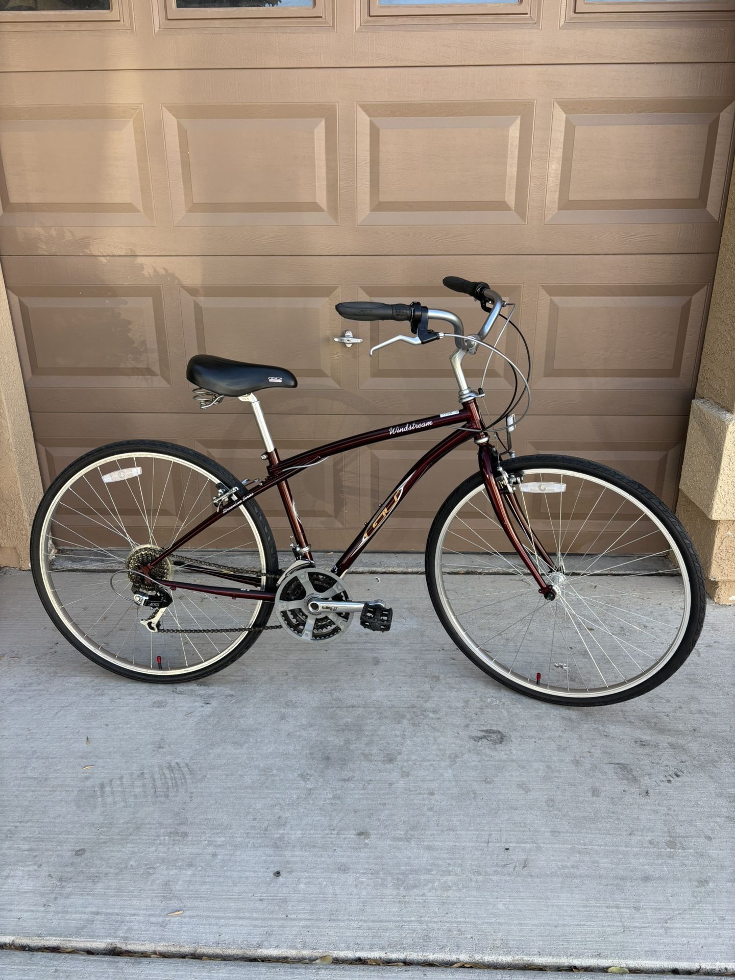 GT Windstream Hybrid. 21 (3x7) Speed. Steel. 700c Wheels (29”).