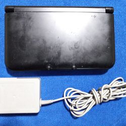 Nintendo 3DS XL With Charger And Game.  Works 