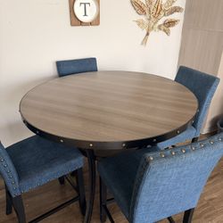 Elegant Blue Dinner Table 