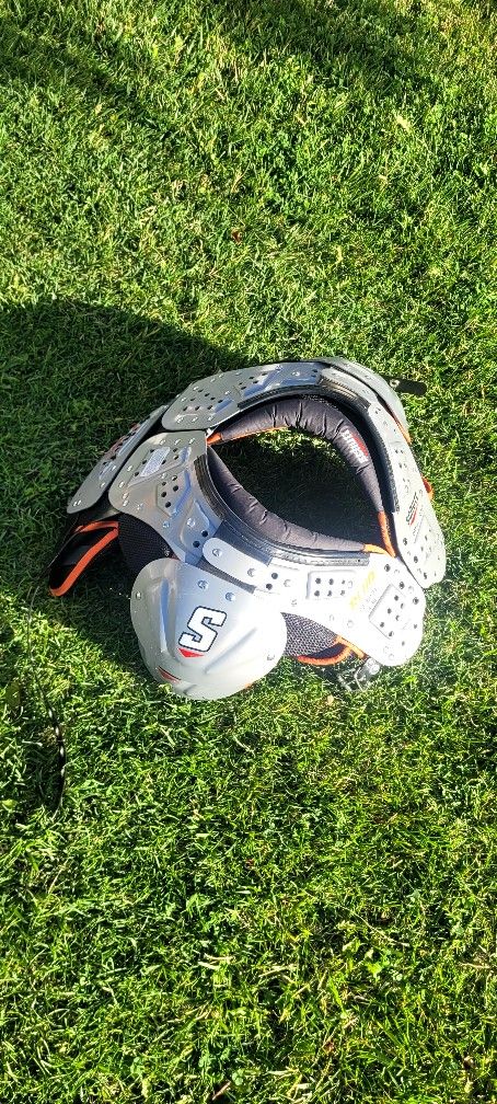 Schutt QB-WR Shoulder Pads Small 16-17"