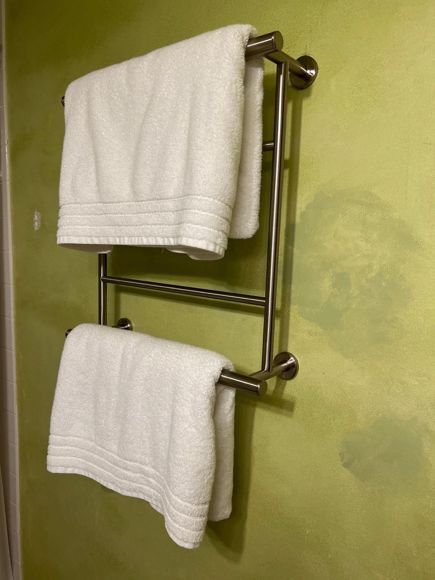 Latitude II Hotel Double Towel Rack