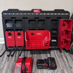 Milwaukee Large Wall Plate + Accessories