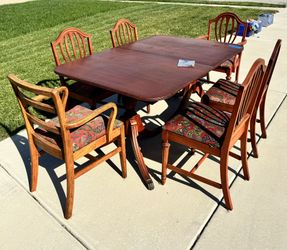 Dining table w/ 6 Chairs