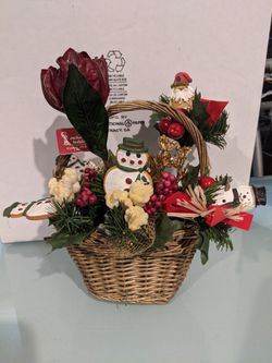 Canastita Con Adornos Navideños $5
