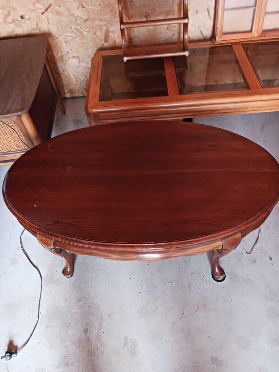 Gordon's Fine Furniture Oval Table