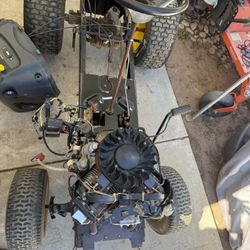 JOHN DEERE L130 RIDING LAWN MOWER 