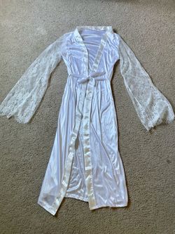Women’s White Satin & Lace Robe