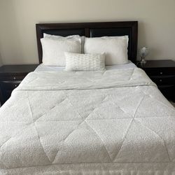 Elegant King Bed Frame with Matching Nightstands – Excellent Condition (Mattress Not Included)